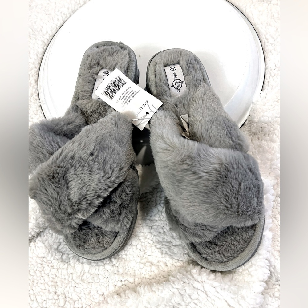 Sole Mate slippers size 8-10